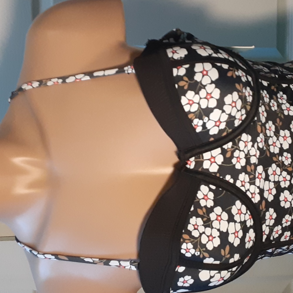 CUPSHE BLACK AND WHITE FLORAL ONE PIECE SWIMSUIT, MEDIUM - Picture 2 of 11